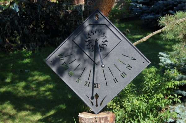 Sluneční hodiny na zeď černé