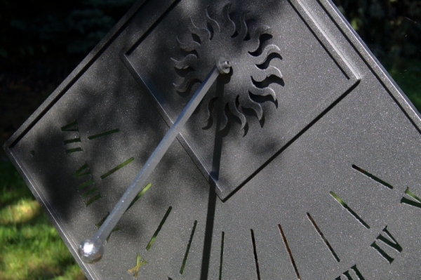 Sluneční hodiny na zeď černé