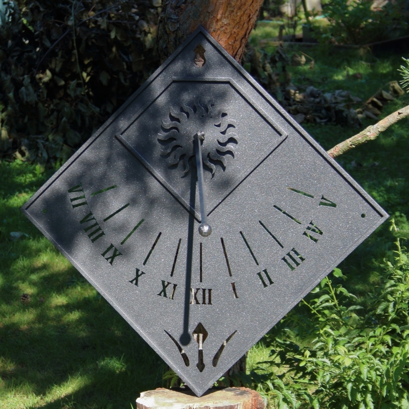 Sluneční hodiny na zeď černé