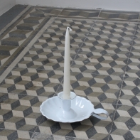 Smaltovaný zámecký svícen 