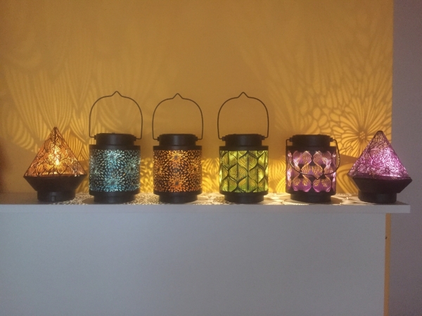 Solární zahradní lucerna se zápichem do trávníku