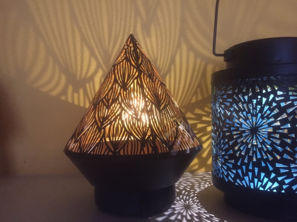 Solární zahradní lucerna se zápichem do trávníku