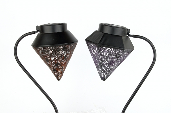 Solární zahradní lucerna se zápichem do trávníku