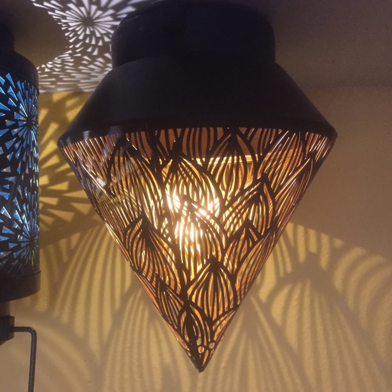 Solární zahradní lucerna se zápichem do trávníku