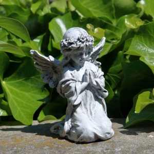 Soška anděl modlící se