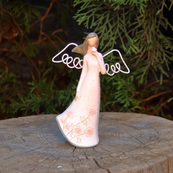 Soška anděl s motýlem