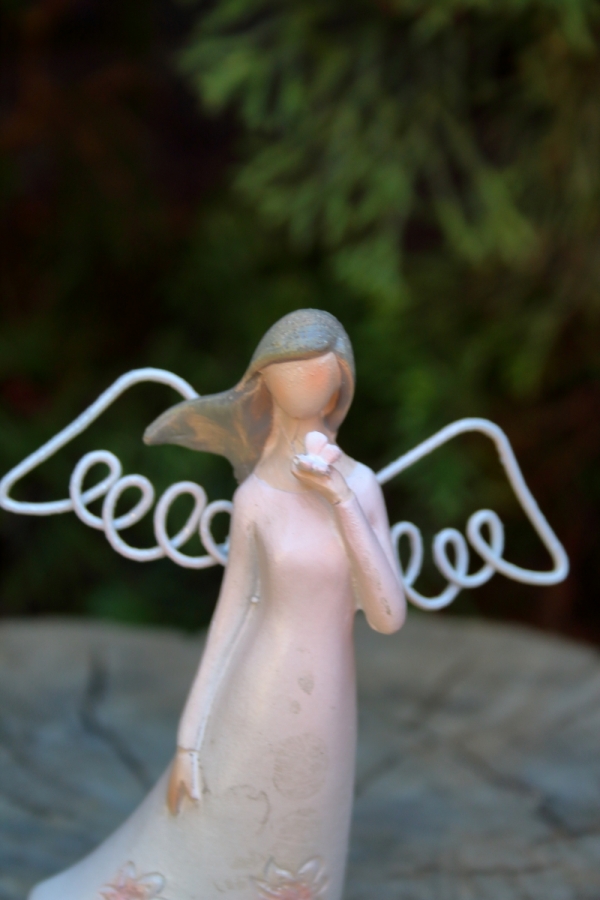 Soška anděl s motýlem