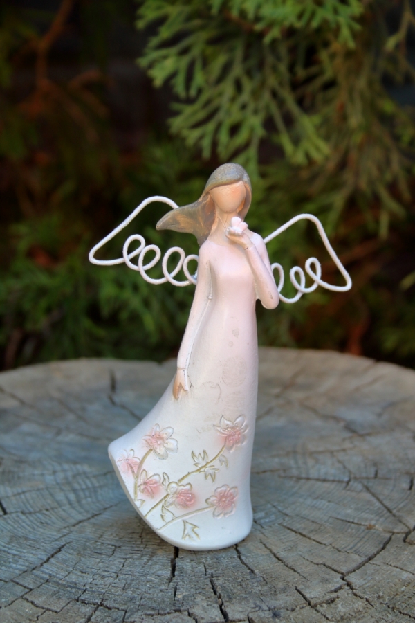 Soška anděl s motýlem