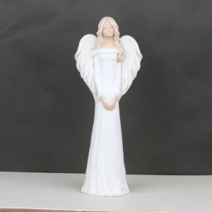 Soška anděl v bílých šatech 