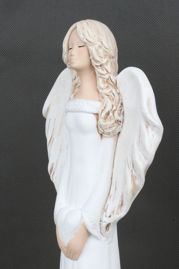 Soška anděl v bílých šatech