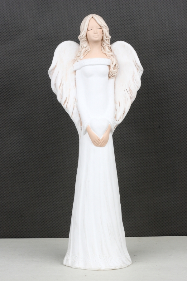 Soška anděl v bílých šatech