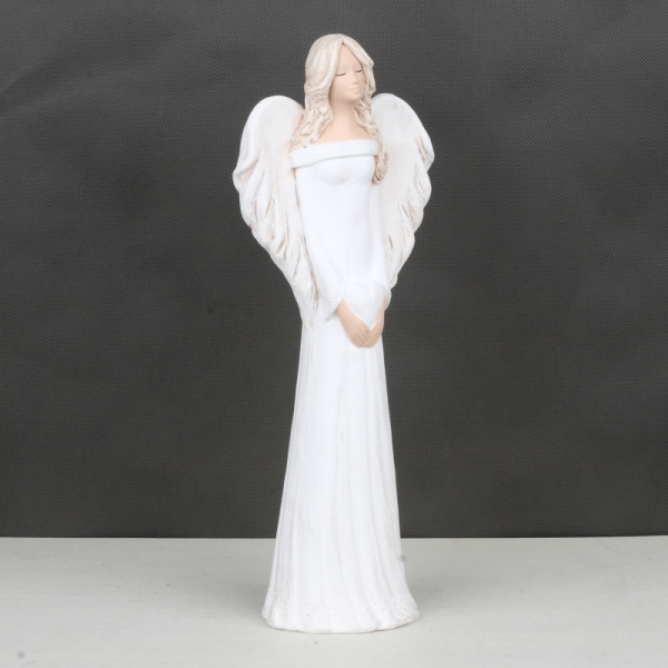 Soška anděl v bílých šatech