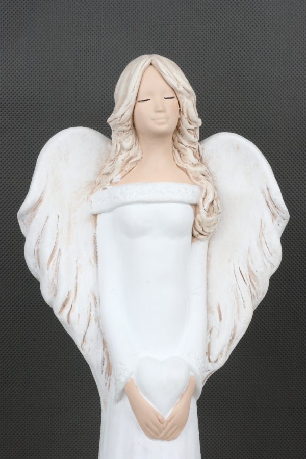 Soška anděl v bílých šatech