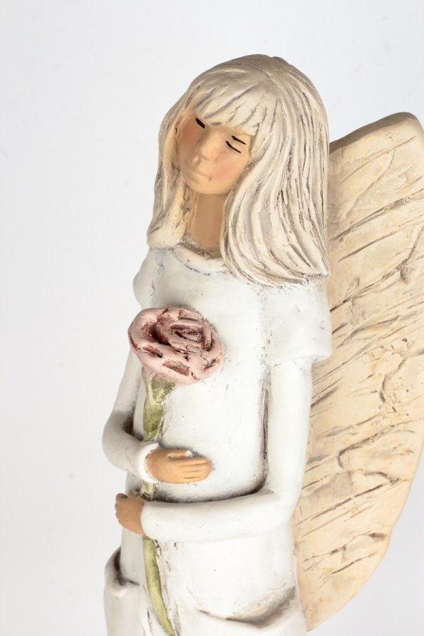 Soška anděla Něžnost stojící s růží 42cm