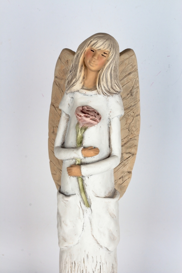 Soška anděla Něžnost stojící s růží 42cm