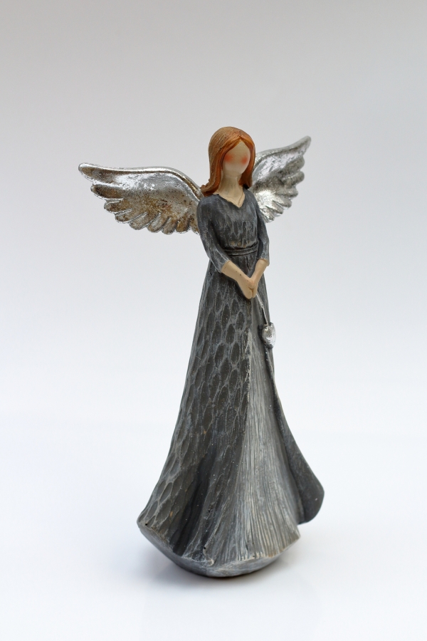 Soška anděla s šedými šaty - Láska
