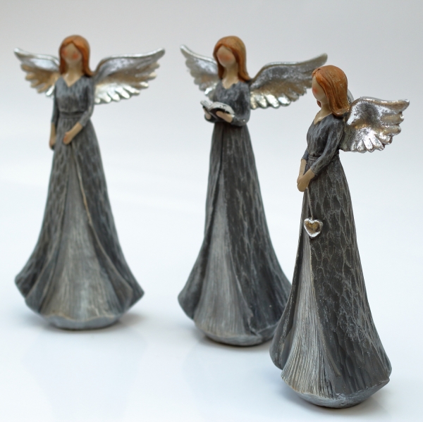 Soška anděla s šedými šaty - Mateřství