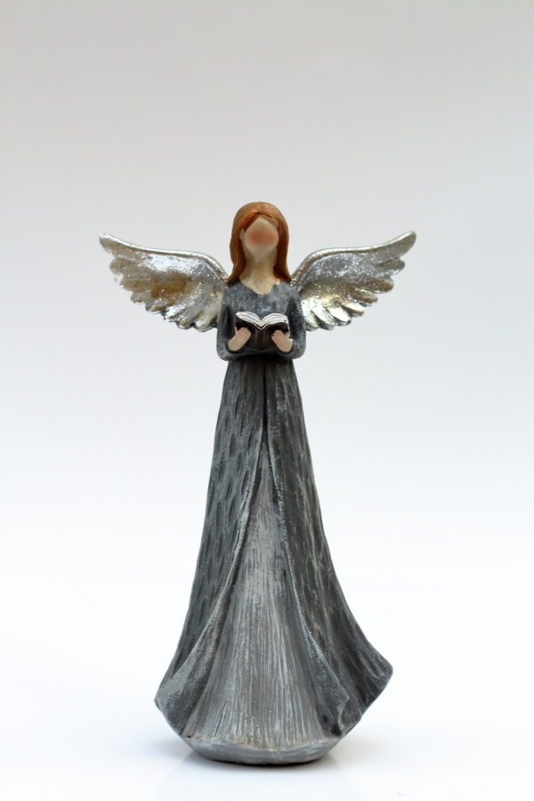 Soška anděla s šedými šaty - Moudrost