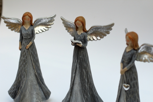 Soška anděla s šedými šaty - Moudrost