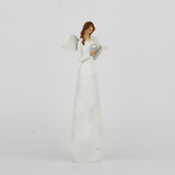 Soška anděla se srdcem u srdce