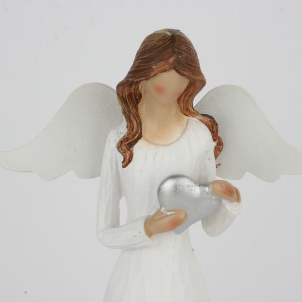 Soška anděla se srdcem u srdce