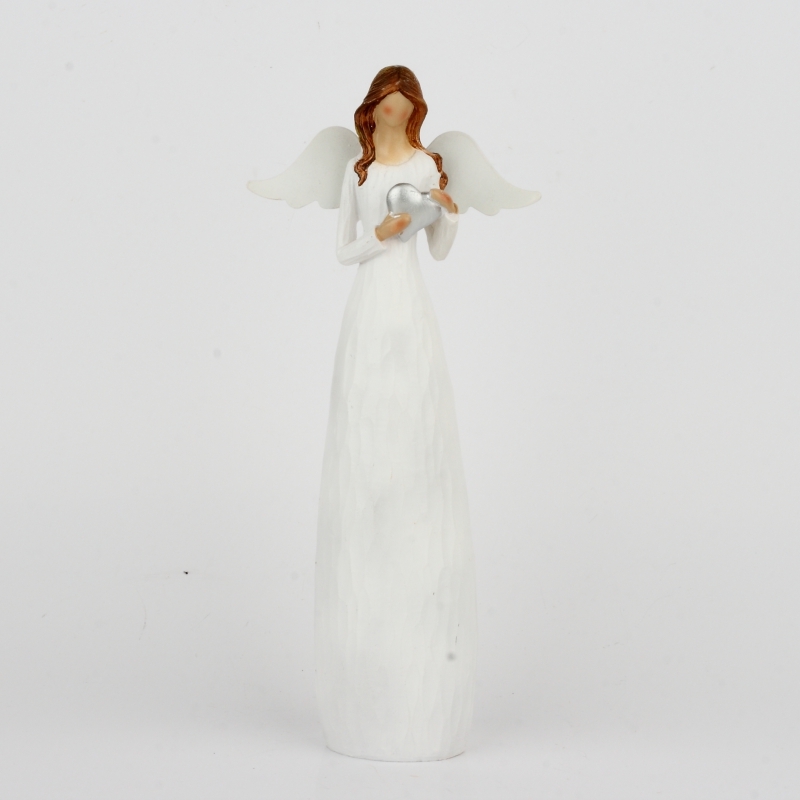 Soška anděla se srdcem u srdce