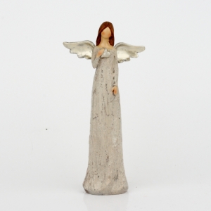 Soška anděla se třpytivými šaty a zlatými křídly