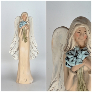 Soška anděla stojící s kyticí Kala 44cm