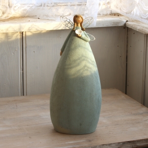 Soška andělka v modrých šatech Ruka na srdci 27cm