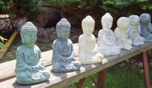 Soška Buddhy betonová 10×20×13cm