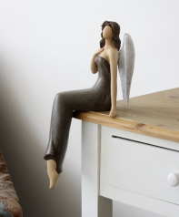 Soška sedící anděl Ruka na srdci 25cm