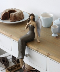 Soška sedící anděl Ruka na srdci 25cm