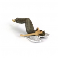 Soška sedící anděl Ruka na srdci 25cm