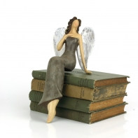 Soška sedící anděl Ruka na srdci 25cm