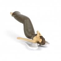 Soška sedící anděl Ruka na srdci 35cm