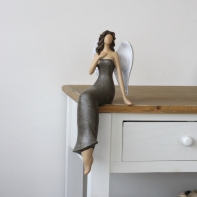 Soška sedící anděl Ruka na srdci 35cm