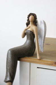 Soška sedící anděl Ruka na srdci 35cm