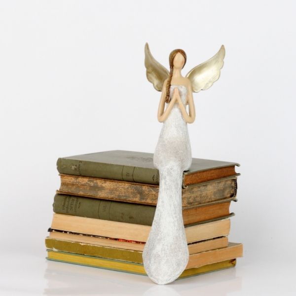 Soška sedícího anděla s glitry 30cm