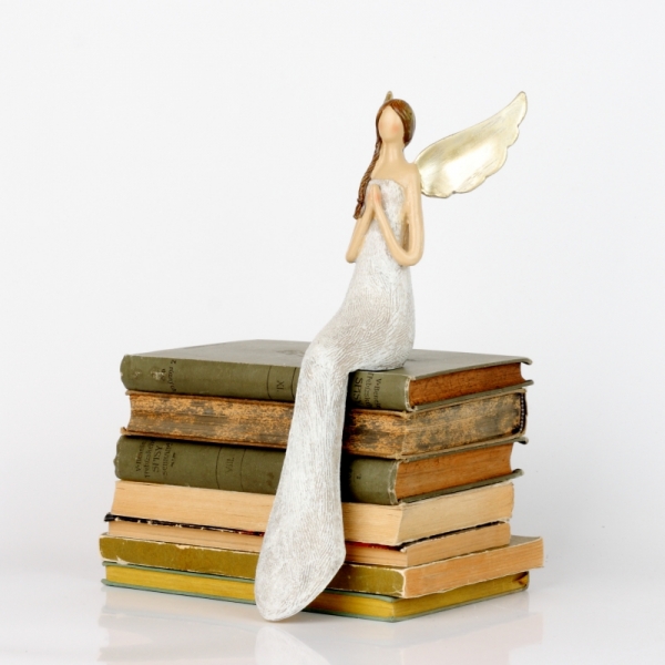 Soška sedícího anděla s glitry 30cm