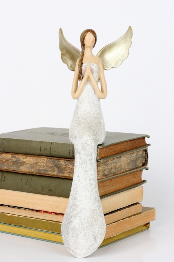 Soška sedícího anděla s glitry 30cm