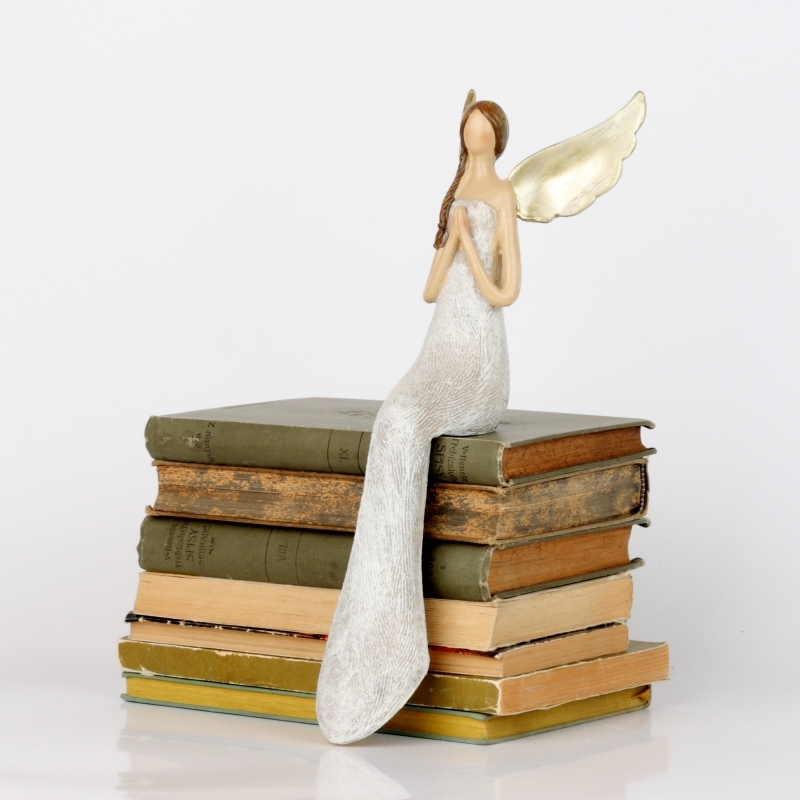 Soška sedícího anděla s glitry 30cm