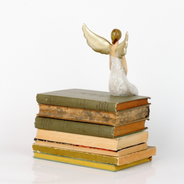 Soška sedícího anděla se stříbrnými křídly 30cm - POŠKOZENO