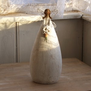 Soška víla v bílých šatech s kyticí 27cm