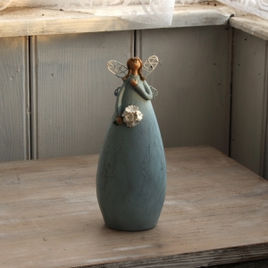 Soška víla v modrých šatech Ruka na srdci 20cm