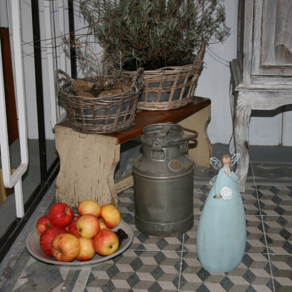 Soška víla v modrých šatech s kyticí 15cm