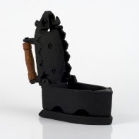 Stará retro žehlička s kohoutem 10cm