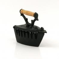 Starožitná žehlička 10x7,5cm