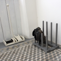 Stojan na boty šedý