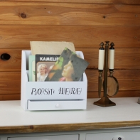 Stojan na dopisy dřevěný 22x9x20cm