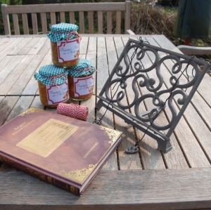 Stojan na kuchařku litinový 30x8x24cm